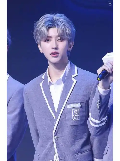 蔡徐坤出生于1998年,浙江温州人.他的父母都是商人,家境富裕.