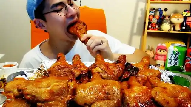 大胃王吃16个烤鸡腿,用手拿着啃,看着超过瘾!