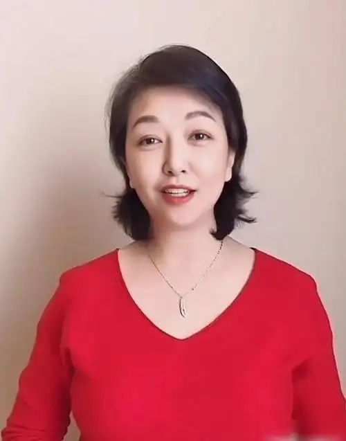 53岁江珊有新男友后状态太好皮肤滋润指甲修长穿衣优雅大气