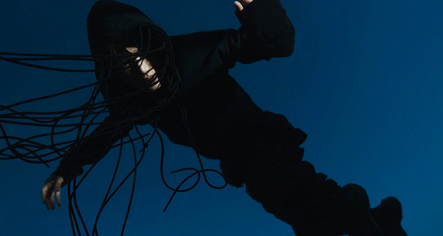 exo金钟仁solo预告,紧随潮流成"打工人",怀疑美工是中国人!