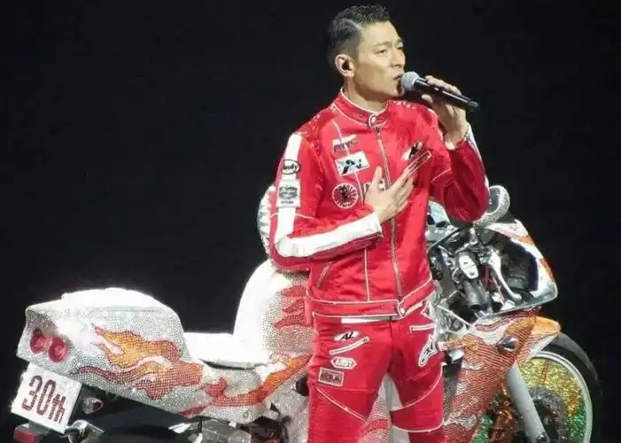 刘德华黎明郭富城成龙周润发周星驰谁是港片摩托车神