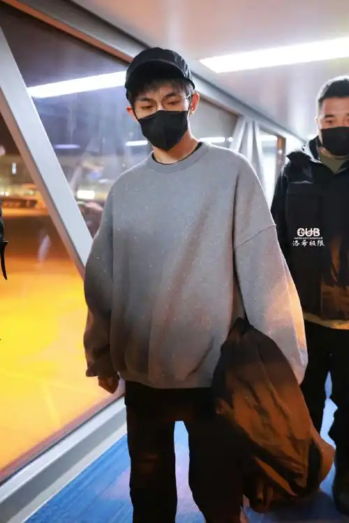 易烊千玺机场眼镜杀##易烊千玺最新机场look#灰色休闲卫衣搭配荷