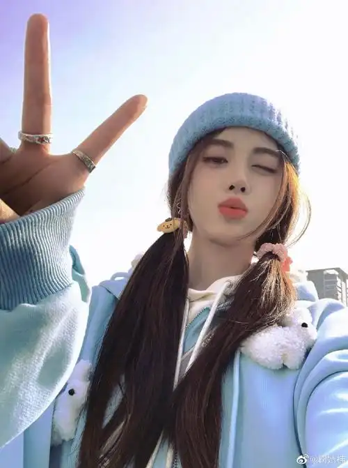 鞠婧祎齐刘海公主切#鞠婧祎的九宫格日常来啦~墨镜 贝雷帽造型肫