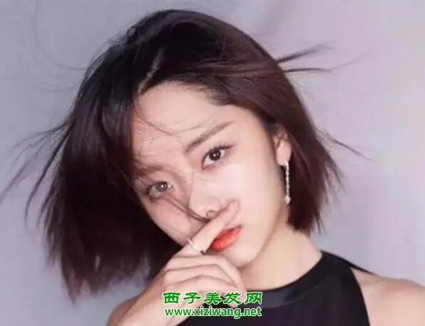 齐刘海的女生短发发型,栗色的短发梨花头发型,头发还是小卷式的,卷得