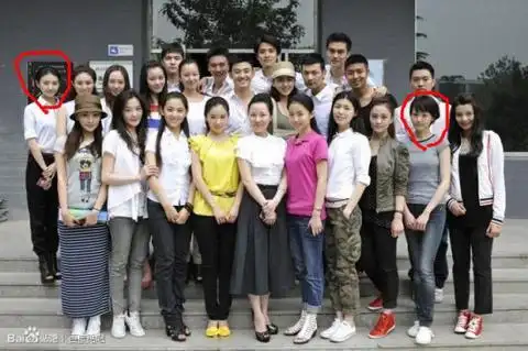 再来几张景甜和郑爽的同期毕业照,你能发现其他熟脸吗黄圣依的毕业照.
