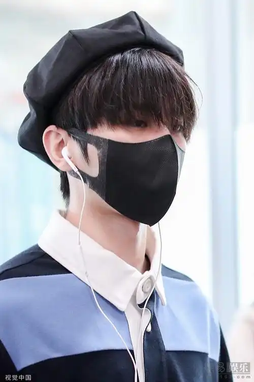 蔡徐坤戴贝雷帽文艺范十足获粉丝包围拍照