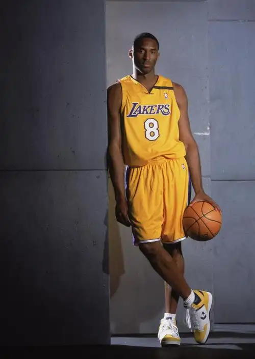 篮球明星nba湖人队科比布莱恩特kobe年轻照单手持球