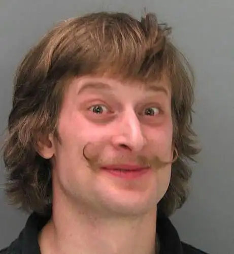 美国囚犯喜感小胡子令人忍俊不禁