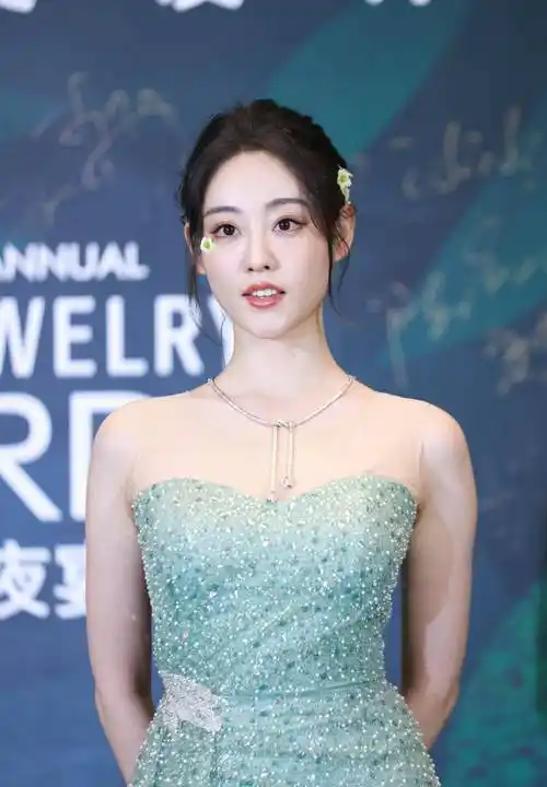 凭借性感与纯洁,祝绪丹在2022年《时尚芭莎》珠宝晚宴上展现了无与伦