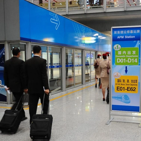 一男子冲闯登机口说了什么被警方拘留十日?