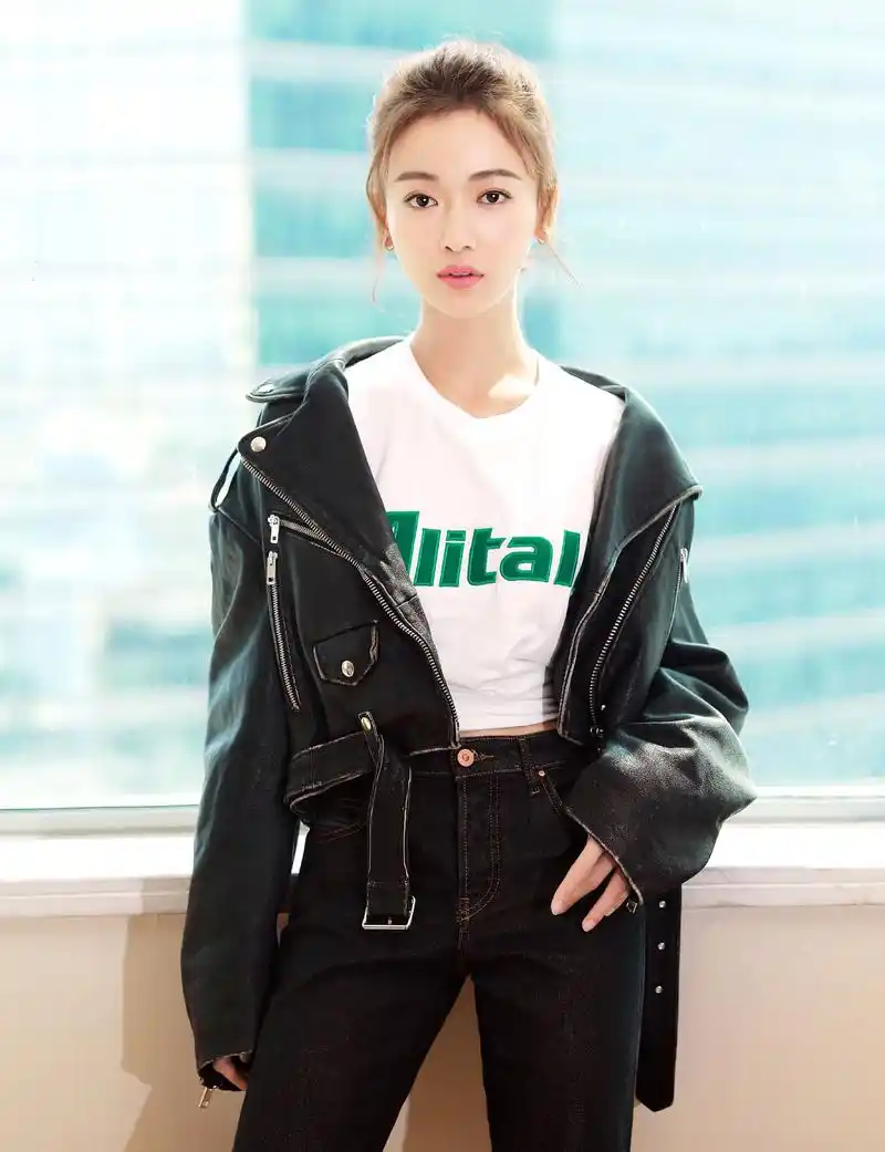 来一波可甜可咸的吴谨言照片