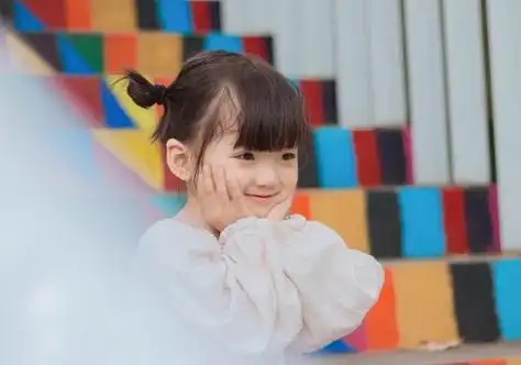 女孩齐刘海对称丸子头扎发发型想要把女儿打扮成娇俏可爱的小美女