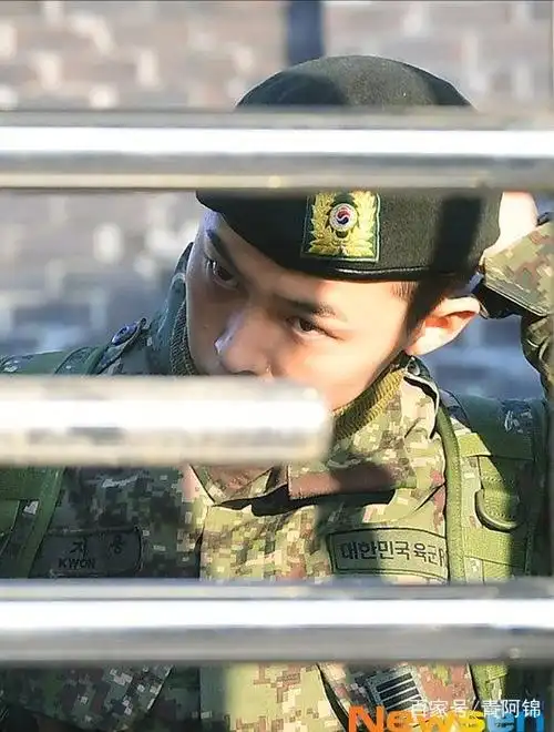 权志龙退伍归来,依旧帅气可爱