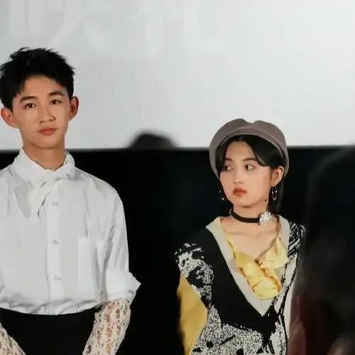 等到电影杀青的时候,荣梓杉比张子枫高了一个头顶,而等到电影上映路演