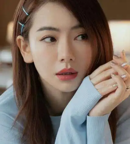 戚薇纯素颜吃早餐被拍双眼皮痕迹明显法令纹成大括号