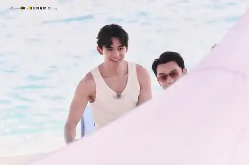 黄旭熙0528三亚跑男录制路透更新中骑上我心爱的小摩托