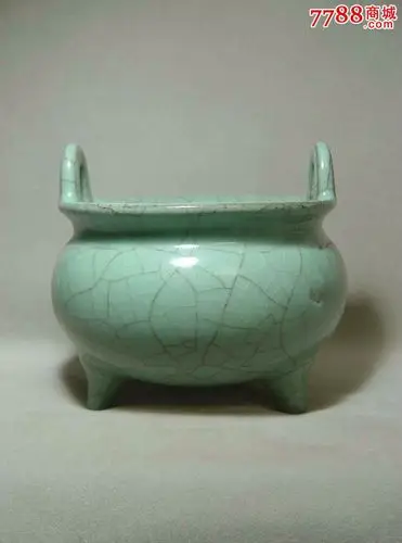 清代乾隆官窑双耳三足炉