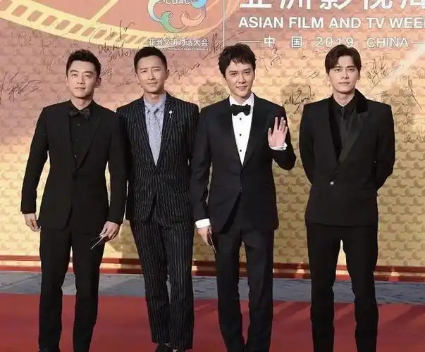 男明星同框时:黄晓明居然帅过杨洋,陈冠希在井柏然旁边像坏大叔