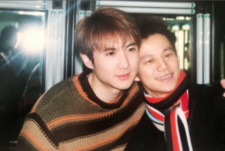 初代军艺校草旧照曝光引上亿网友围观杨洋危险了