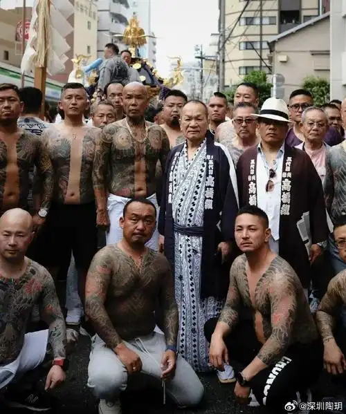 晚上跟台湾朋友吃饭,他给我讲了一个有关日本黑社会的段子.