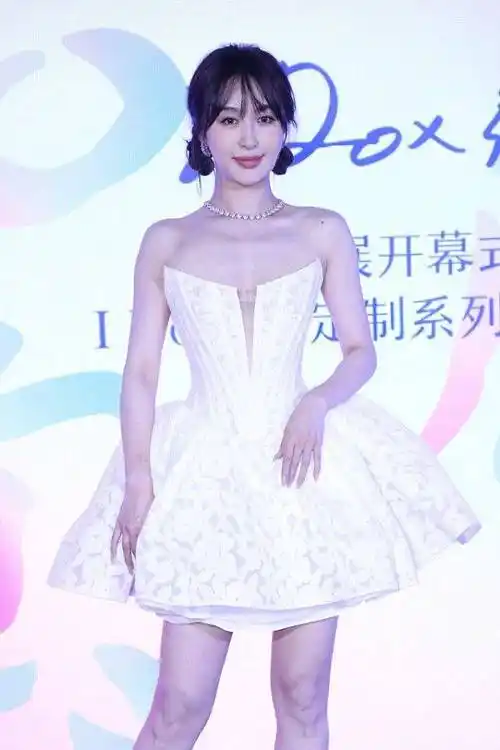 李菲儿穿白色伞裙秀身材甜美中又不失女人味