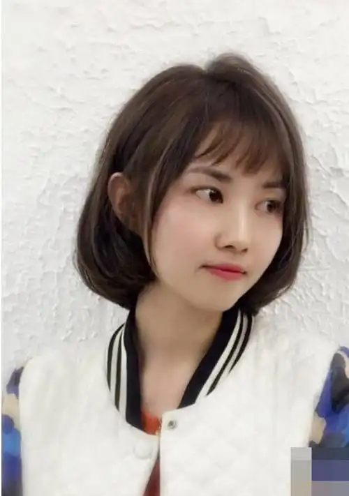 半扎马尾:这种半扎马尾发型算得上一款时髦发型,小女孩子扎一样可爱至