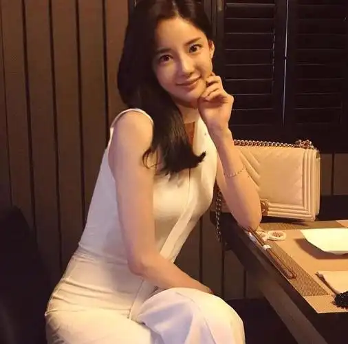 韩国"塑料美人"潘南奎,不是有钱人不深交,全脸都是钱的味道