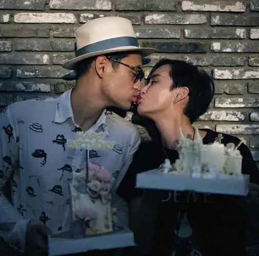 袁弘夫妇接吻撒狗粮,庆祝结婚5周年,前夫曾祝张歆艺找到好男人_杨树鹏