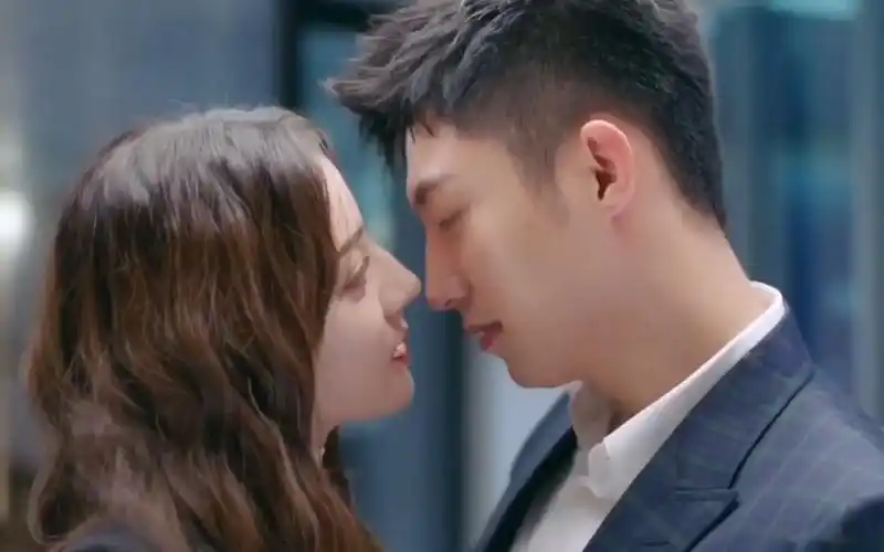 「幸福触手可及」黄景瑜 迪丽热巴 吻戏