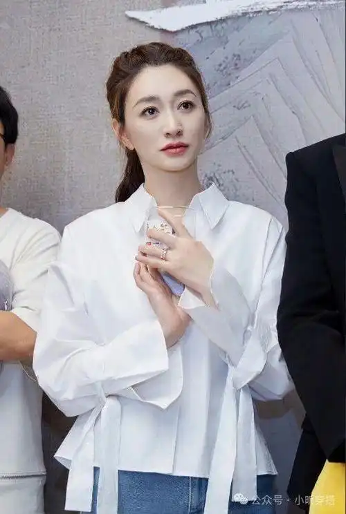 48岁李小冉近照曝光,生图惊艳众人,网友:这状态,谁看了不羡慕