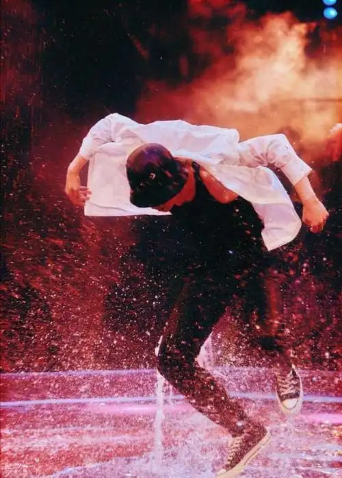 莲龙出海张艺兴,雨中飞跃王一博,爆衣卖力水舞台,引爆热点