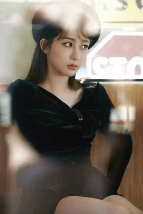 杨紫最新写真曝光 贝雷帽造型复古优雅