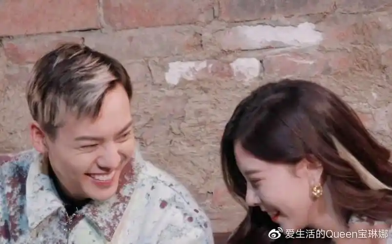 宋妍霏故意靠在陈伟霆肩膀上男方的反应太意外这是忘了有镜头