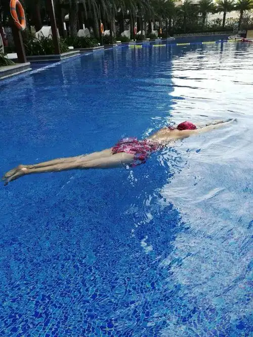 背影也会让人浮想联翩,所以我喜欢拍些背影的照片,自己会经常细细品味