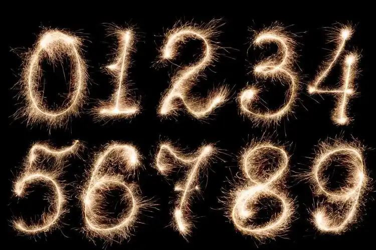 黑色背景下有个用烟花棒写着1到10的数字