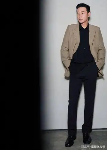 好久不见罗晋又帅了,穿上一套西装,梳一个背头气质满分!