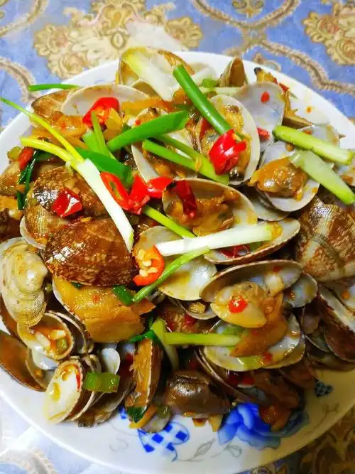 这样炒花甲美味又易学,满满一大盘都还不够吃