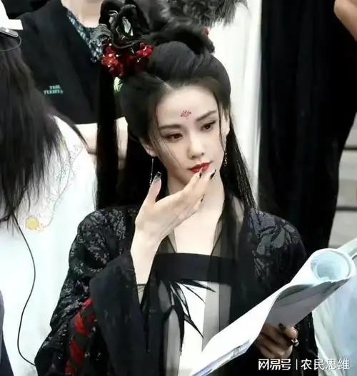 黑化的一套,是最惊艳小青的,堕仙妆容,加重的眼尾眼影,加高的发饰