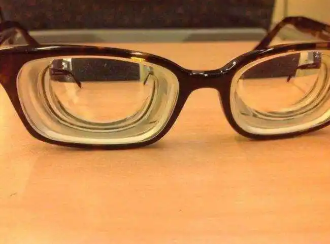 高度近视带了眼镜还是看不清?_第1张图片