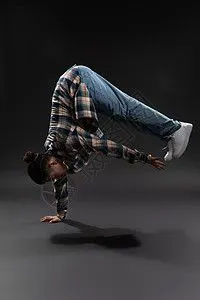 年轻男生跳街舞breaking定格图片