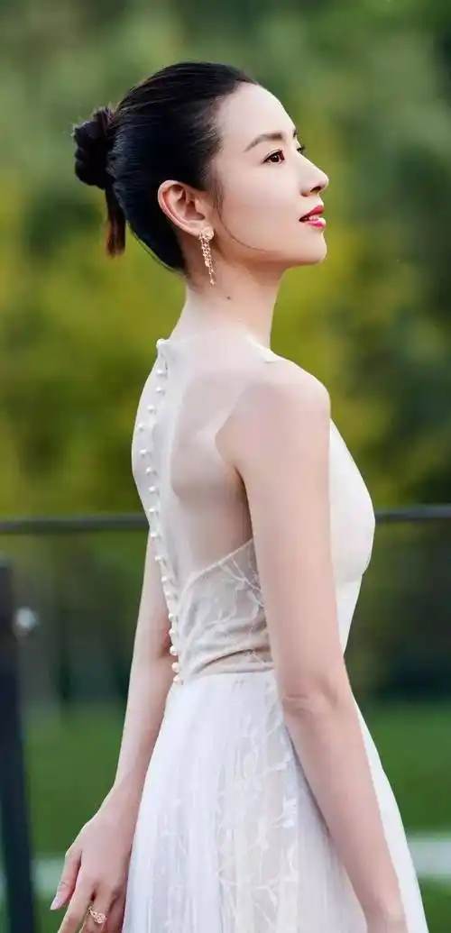 董洁高清壁纸美图,皮肤白皙,一颦一笑尽显时尚_风姿_知性