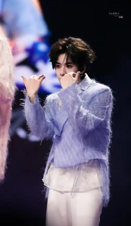 贺峻霖澳门演唱会绝美饭拍甜酷随意切换,舞台上的小王子好迷人眼睛亮