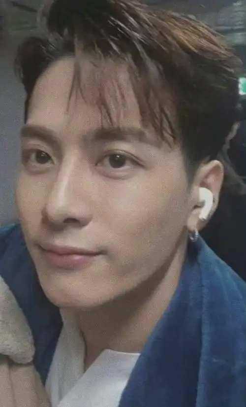 王嘉尔的怼脸拍从五官到皮肤没有一点瑕疵