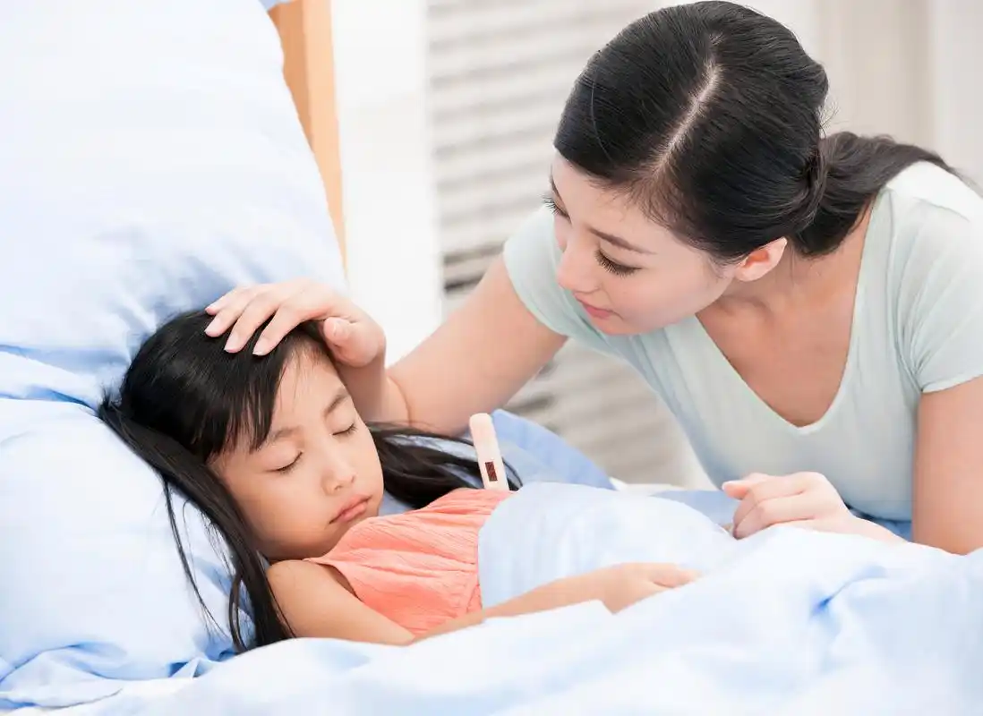 今早,我发现一位年轻妈妈正焦急地抱着生病的孩子在路上等车,于是我停