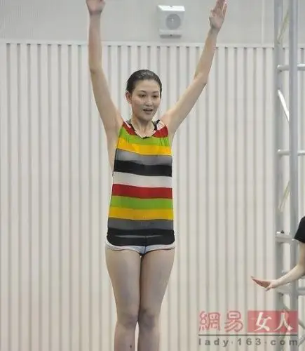 "水立方""星跳跃"女星泳装比美