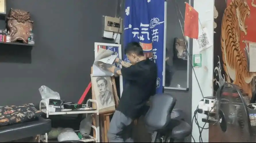 17岁满脸纹身,他靠被网暴赚钱吃饭_夏朝勇_男孩_视频剪辑