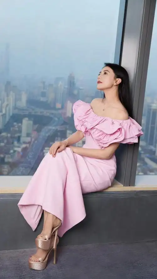 我们带来了中国影视界的璀璨明星——高圆圆的精美壁纸