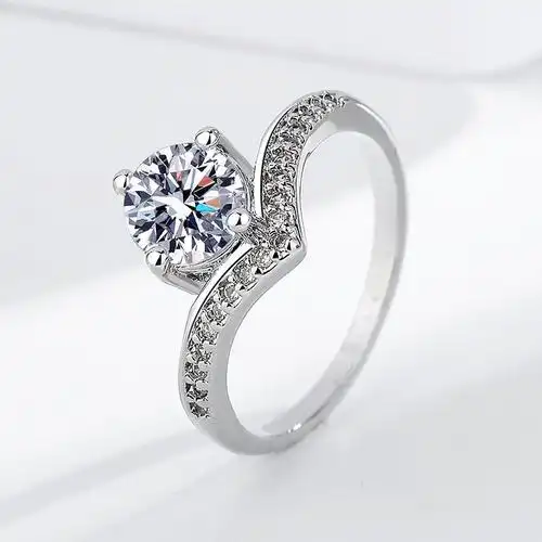 惠祥2024新款一克拉皇冠公主简约时尚大方戒指女时尚百搭饰品