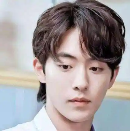 浓眉小眼睛的五官组合看起来很吸睛,一款三七分的偏分纹理烫短发发型