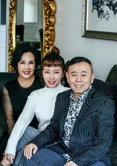 潘长江全家福曝光女儿貌美如花不像爸62岁老婆身材丰腴气质佳